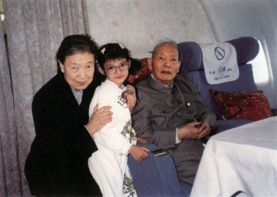 陈云夫妇与他们的孙辈的\开心果\陈晓丹在一起