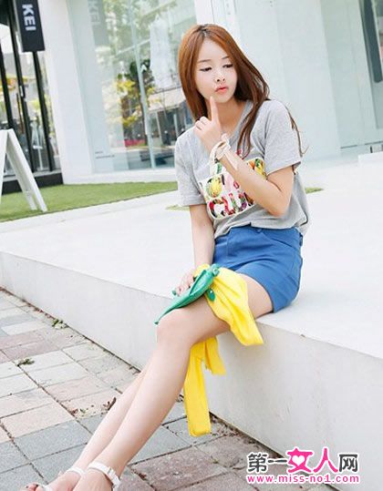 T恤+牛仔短裤+夏季街头至IN装帅气--时尚--人民网