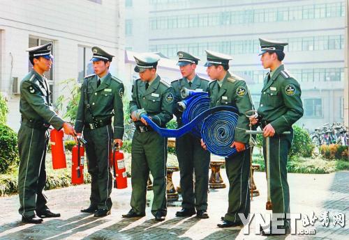 张国强（左一）和队友在一起供图/张国强