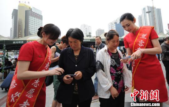 “世界旅游文化小姐”列车员兰州街头宣传火车出行