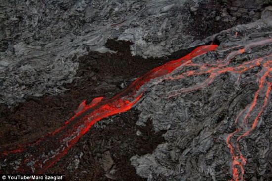 男子攀登火山脚踩岩浆鞋底着火[组图]