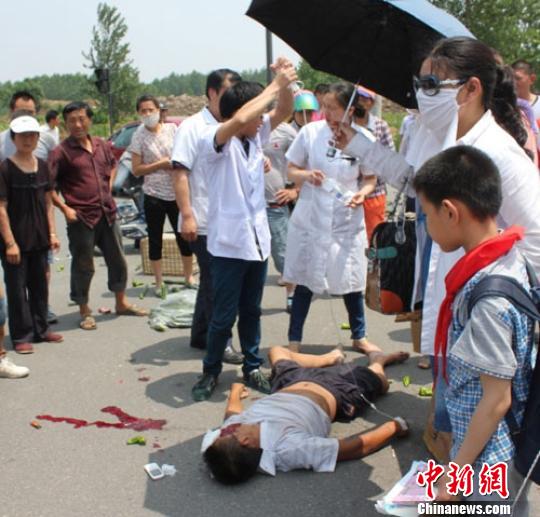 江苏响水医生路上救车祸伤者+路人相帮撑伞遮