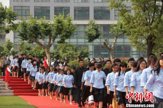 毕业季：大学上演民国风 高中炫富舞会惹争议