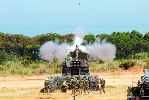台湾陆军演习实弹射击 百枚炮弹射击精准