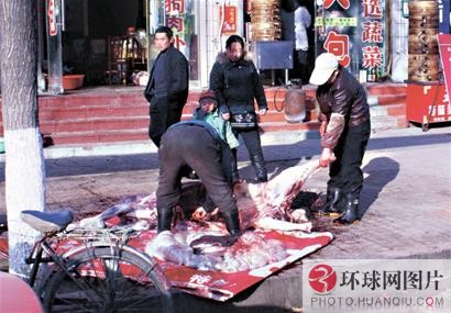 令人不齿的低素质!<em>少女</em>当众脱乳罩男女当众演