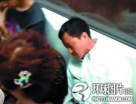 令人不齿的低素质!<em>少女</em>当众<em>脱乳罩</em>男女当众演