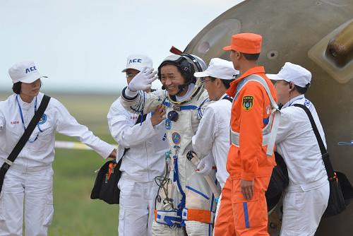 6月26日,航天员聂海胜自主出舱后挥手致意。新华社记者张领摄