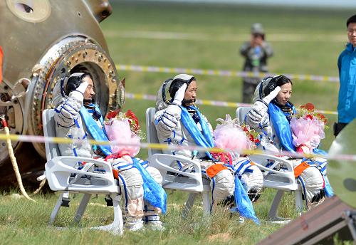 6月26日,这是圆满完成任务的三位航天员张晓光、聂海胜、王亚平(从左至右)自主出舱后敬礼。新华社记者任军川摄