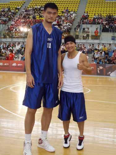 郭敬明领衔众明星与姚明合影