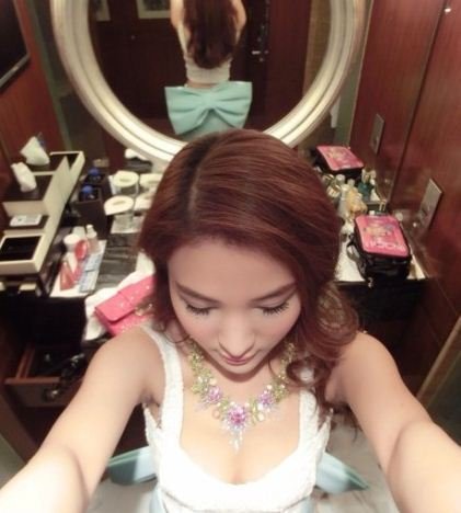 郭<em>美美</em>齐臀短裙秀傲人身材不惧走光 疑有新恋