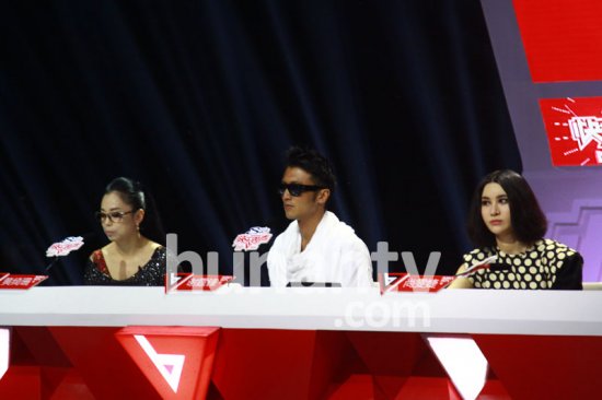 快男广州十强亮相 个性选手说唱数学打动谢霆锋