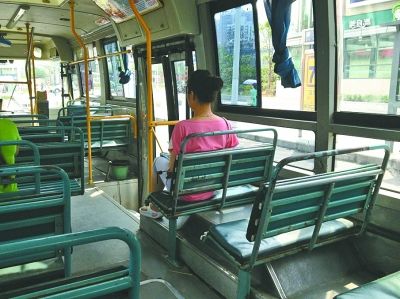 海绵公交车图片:武汉现夏日“最苦公交”没空调座椅是软垫