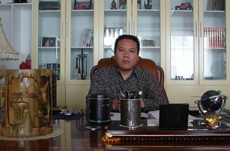 (出品人艾军近景)
