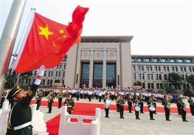 宁夏自治区党委政府机关举行升国旗仪式