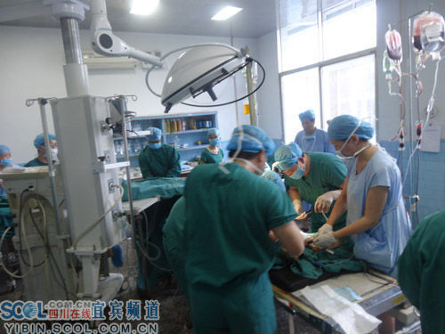 四川高县一男子持双刀砍伤4人 其中一警察牺牲