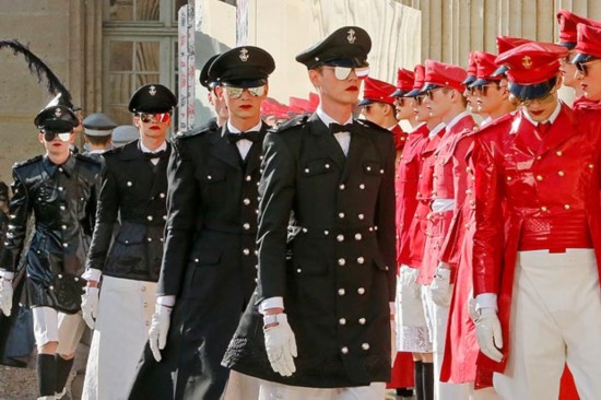 巴黎时装周T型台男模打扮极像希特勒