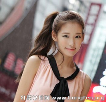 青春时尚的蓬松马尾扎发发型带着十足的大方感