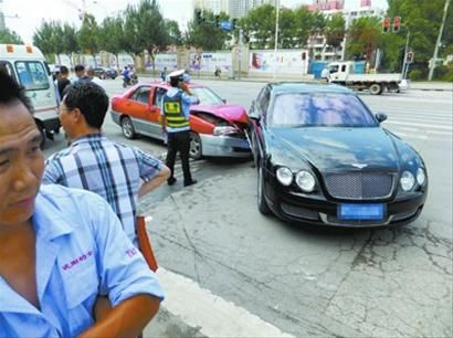 出租车撞上400万宾利 没车损险修车门需20万