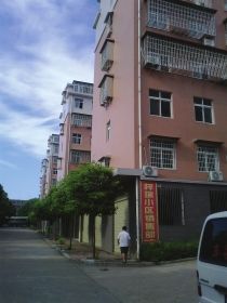 益阳梓瑞小区，男子从销售部广告牌旁走过。图/记者谭君 
