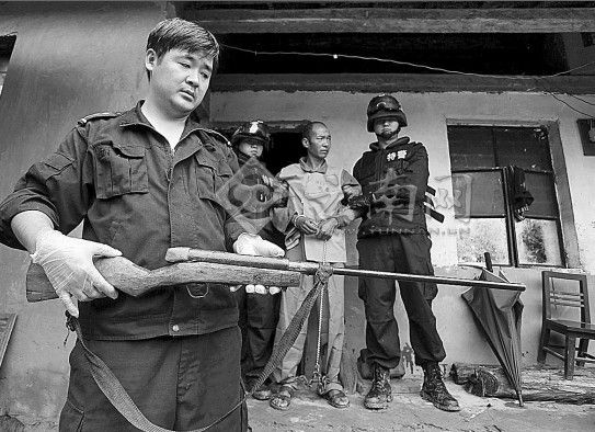 普洱醉酒父亲用改装射钉枪打死儿子+妻子望严