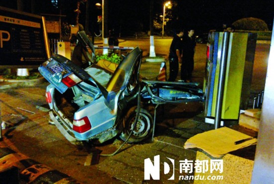 宝马拦腰撞断出租车(组图)