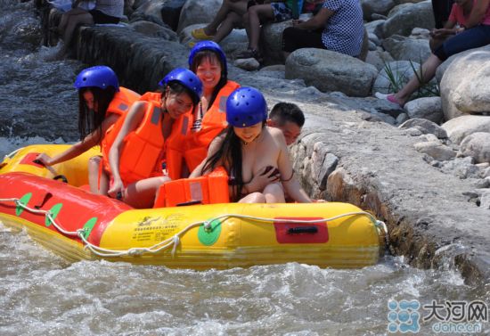 美女漂流胸衣被冲掉 赶紧用<em>手</em>捂住[高清组图]【