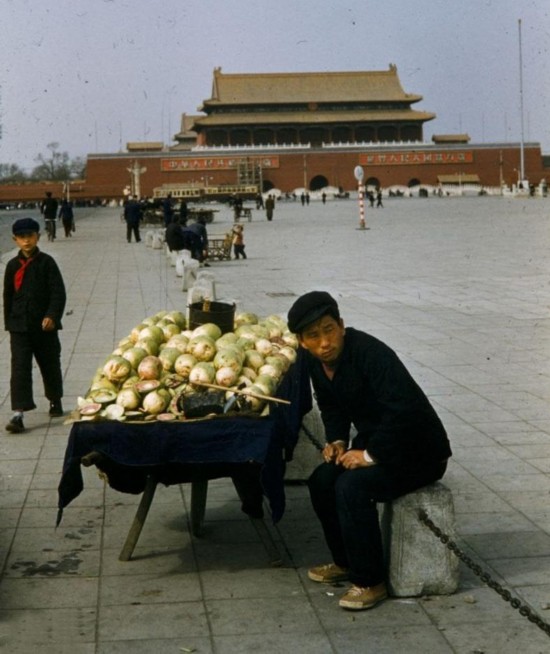 改革开放前的中国：天安门可以摆小摊（图）