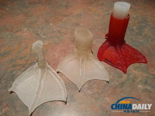 最右侧的红色假脚是利用3D打印技术制作出的假肢成品