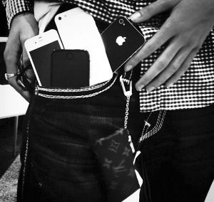 美国阔少炫耀自己有6部iphone