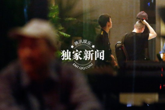 冯小刚确认接棒春晚导演 深夜酒店加班挠头