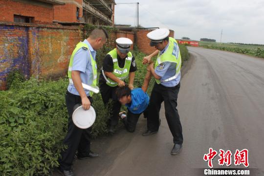 云南 的姐 遭抢劫强奸后在警察面前撞车自救--