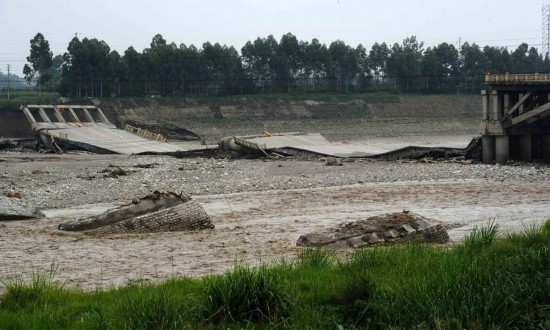 大桥彭州图片:“四川第一桥”遭暴雨袭击垮塌