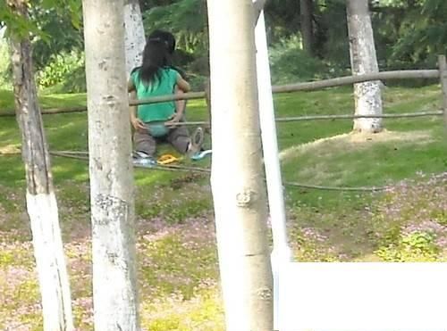 公共场合毁三观的美女们 当街换内裤打<em>野战</em>(图