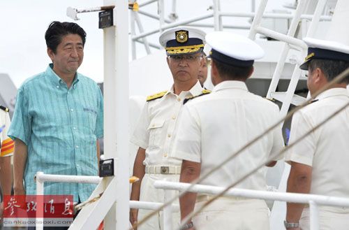 日本首相安倍17日视察石垣岛和宫古岛，舆论认为有向中国“示威”的意味。图为安倍在石垣岛登上巡逻船和船员交谈。