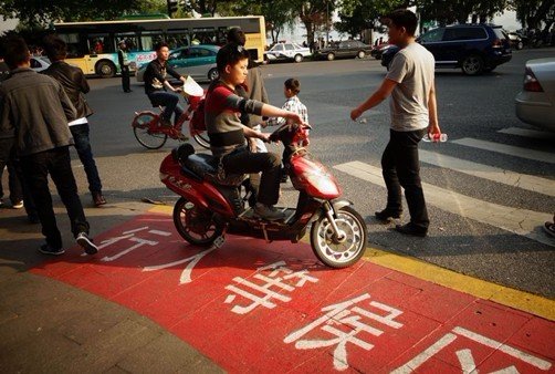 杭州西湖成 洗脚池 景区不文明的 奇葩 行为[图