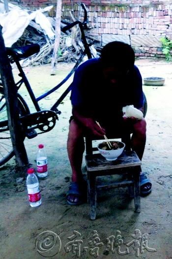 冀中星的房间里,摆着一张偶尔用来娱乐的麻将桌。