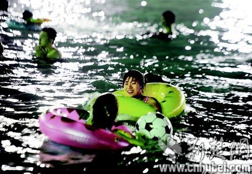 男子游泳池潜水偷摸女性下体被拘 警方称其曾