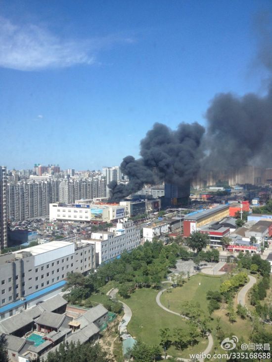 北京双井家乐福着火 现场浓烟滚滚