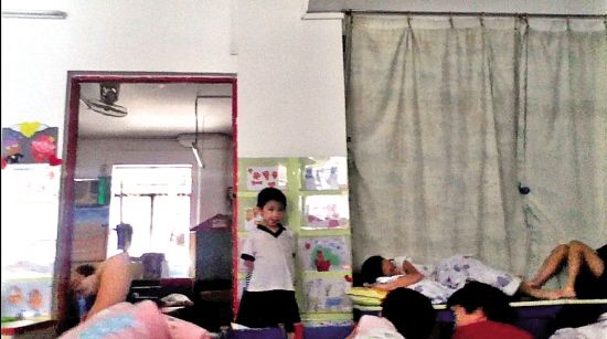 幼儿园老师体罚学生+勇敢<em>女孩</em>手机拍<em>视频</em>留证