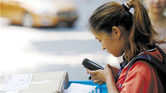 炎夏扫楼收件 90后<em>快递妹</em>月入六七千--财经--人