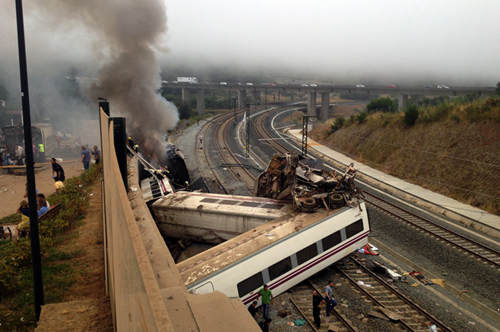 西班牙列车脱轨事故已造成56人死7(图)