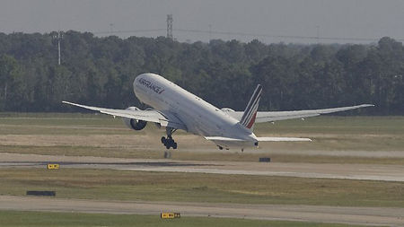 男子藏身飞机起落架欲偷渡 飞行途中掉落身亡