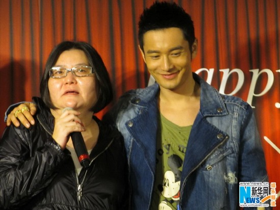 徐若瑄黄晓明玩旋转木马 穿乞丐装展慵懒性感