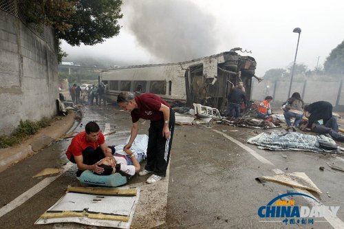西班牙火车脱轨造成77人死亡 初步判断系意外事故
