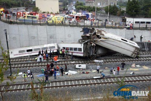 西班牙火车脱轨造成77人死亡 初步判断系意外事故