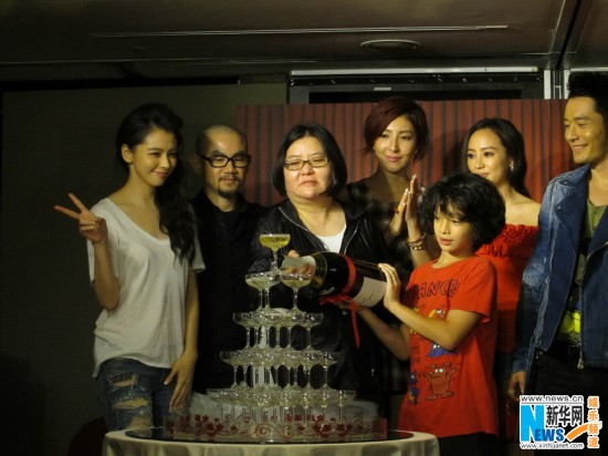 徐若瑄黄晓明玩旋转木马 穿乞丐装展慵懒性感