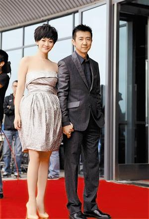 李小冉鄢颇恋情曝光后首次同台 年内举行婚礼