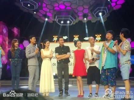 <em>赵丽颖陈晓</em>《大本营》展亲密 互喂食私下咬耳