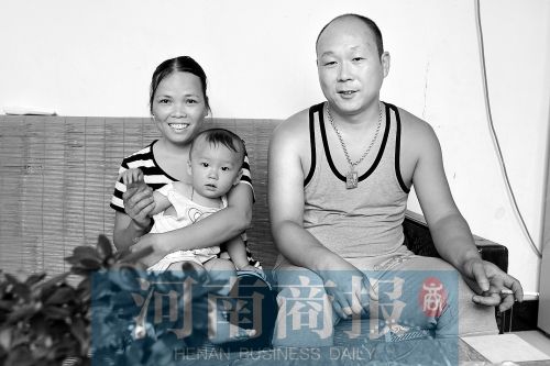 　刘卫华、何氏欢一家三口