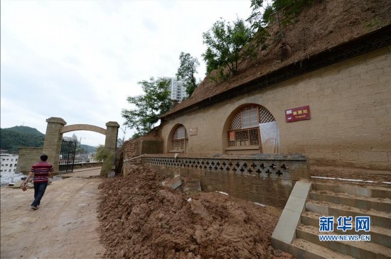 旧址窑洞图片:暴雨致延安西北局革命旧址面临严重威胁
